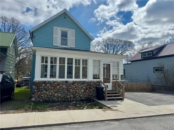 8 2nd St, Alexandria Bay, NY 13607