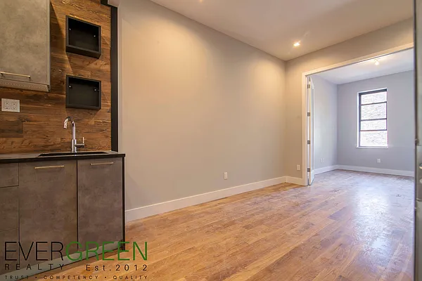 Rented by Evergreen Apartments BK | media 2