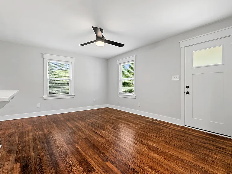 2104 Nelson St — Photo 4