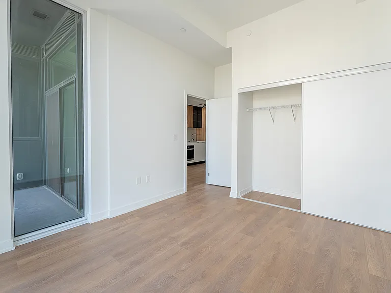 1037 The Queensway #910 — Photo 16