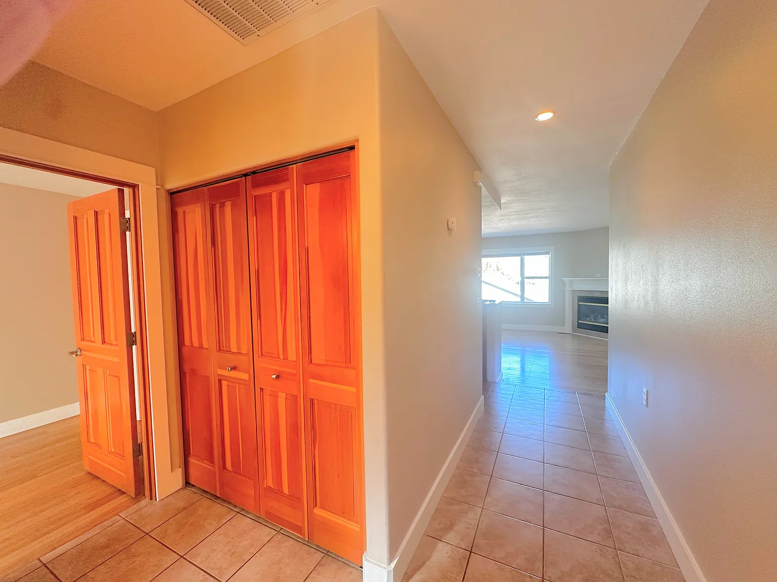 3 bed, 2.5 bath, 1996 sqft, $2,600 — Photo 2