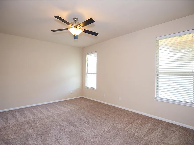 311 Lockridge Hill Ln — Photo 7