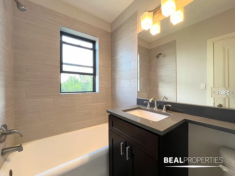 2321 N Rockwell St #C3 — Photo 9