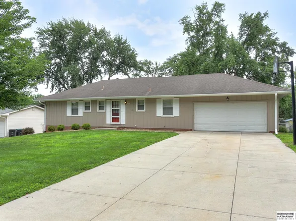 9915 Emmet St, Omaha, NE 68134