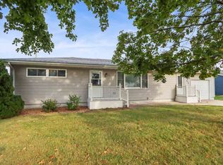 915 Van Dr, Williamsburg, IA 52361