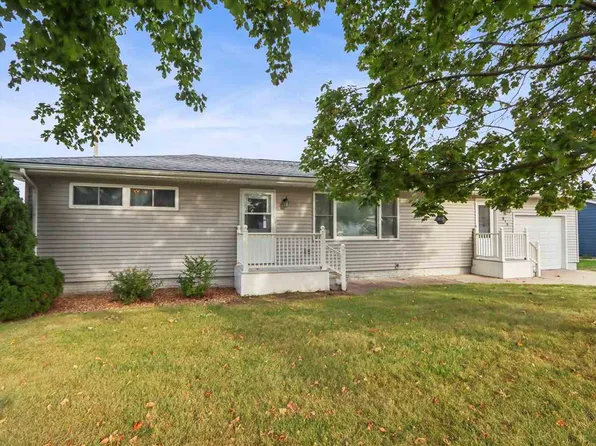 915 Van Dr, Williamsburg, IA 52361