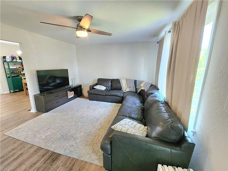 1906 Elmhurst Ln — Photo 4
