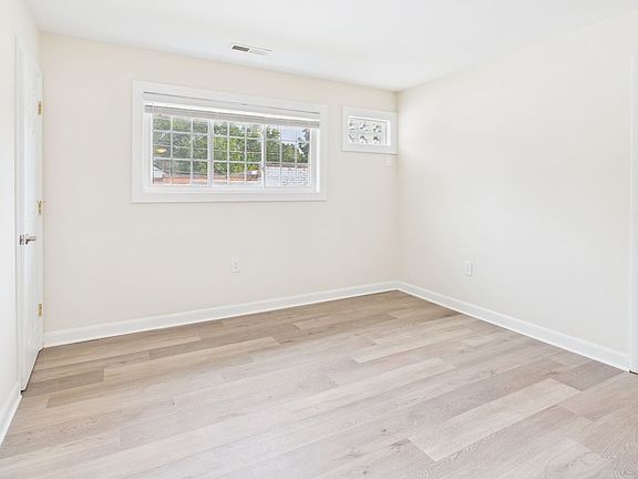 5th image of 4032 Macarthur Ave APT D