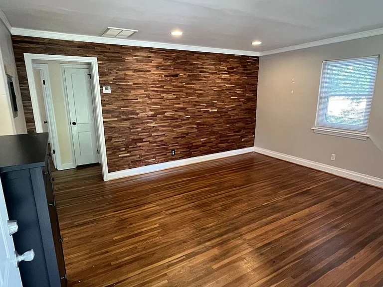 421 W Kingston Ave — Photo 3