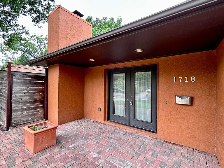 1718 Giles St — Photo 3
