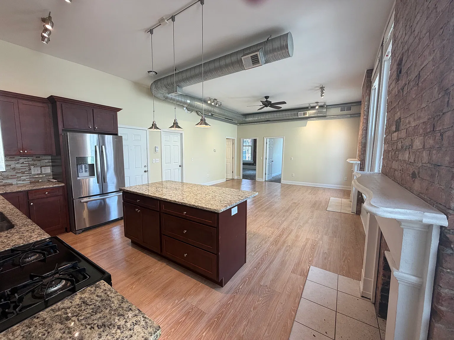 2 bed, 950 sqft, $1,900 — Photo 2