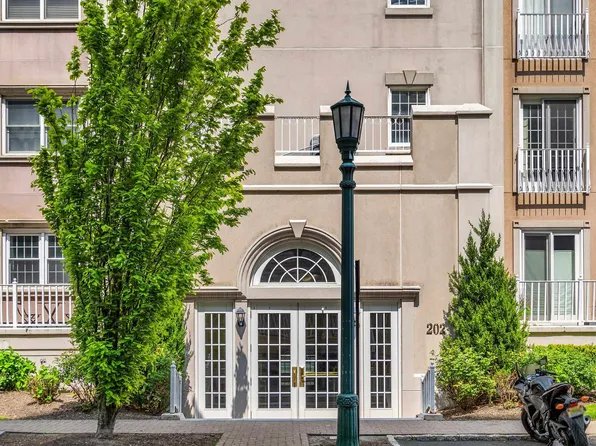 202 Shearwater Ct W APT 22, Jersey City, NJ 07305