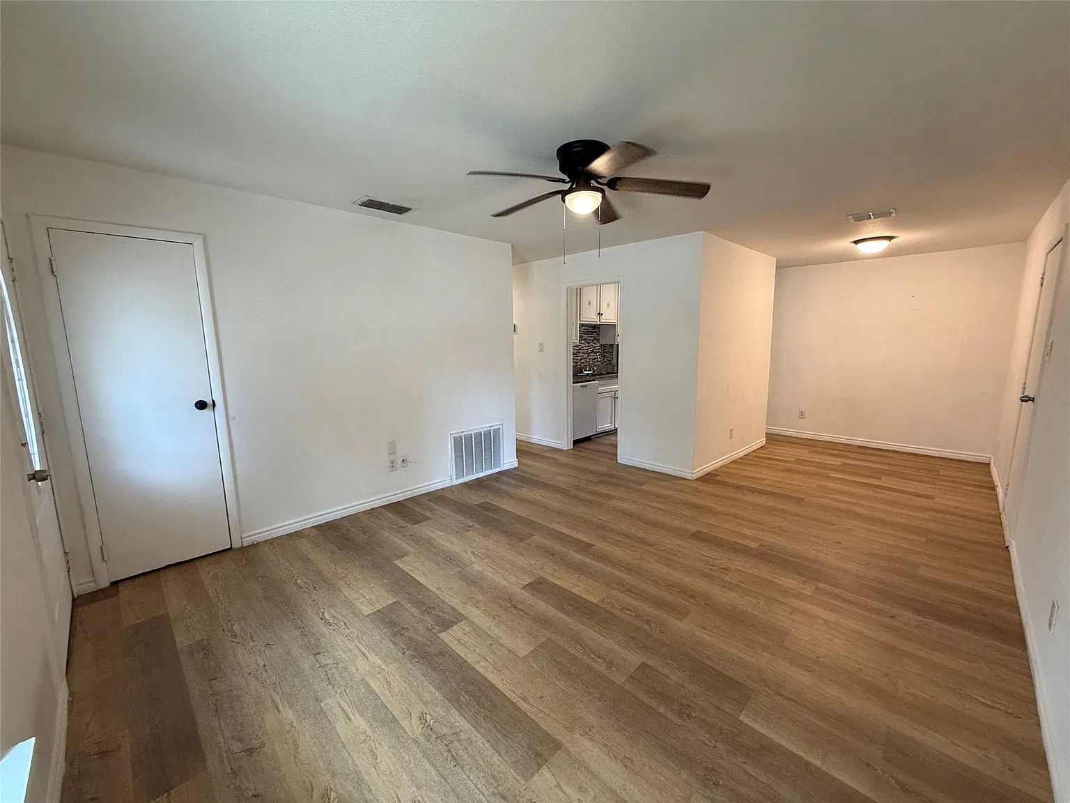 3 bed, 2.0 bath, 1007 sqft, $1,750 — Photo 3