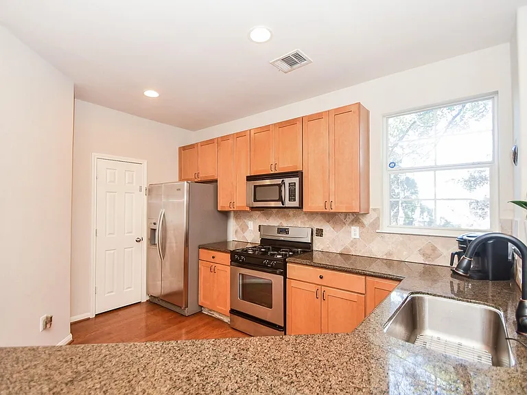 1129 W 15th 1/2 St #B — Photo 18