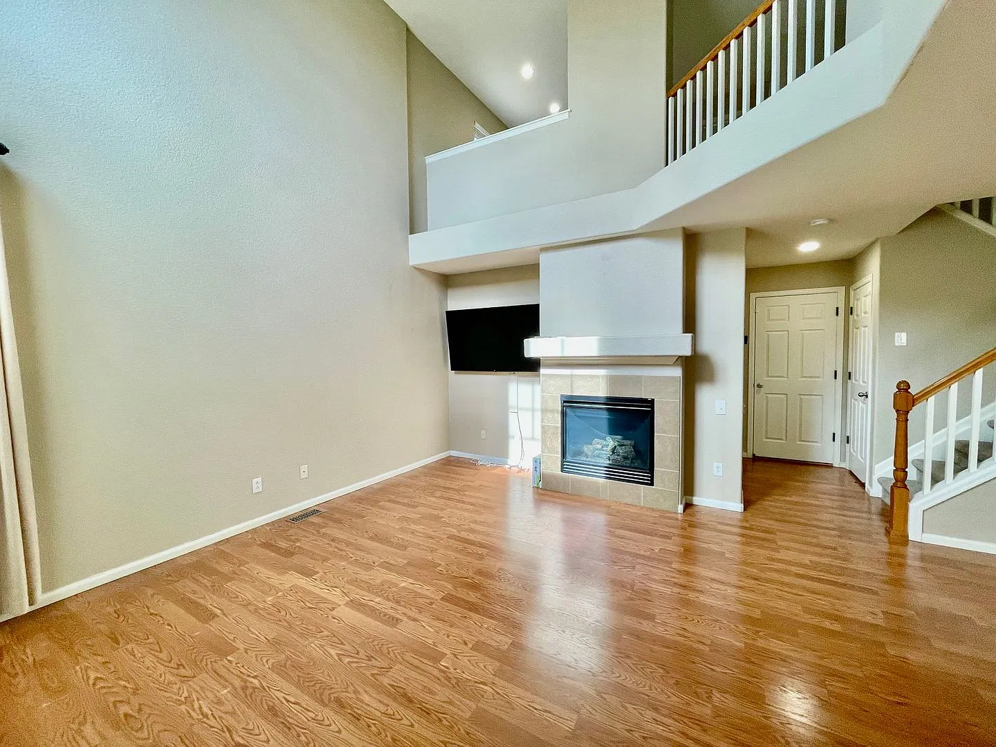 Bright and Large 2-Bed 2.5 Bath Townhome with Open Floorplan — Photo 2