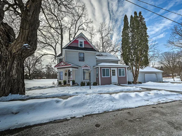 602 S Broad St, Holly, MI 48442