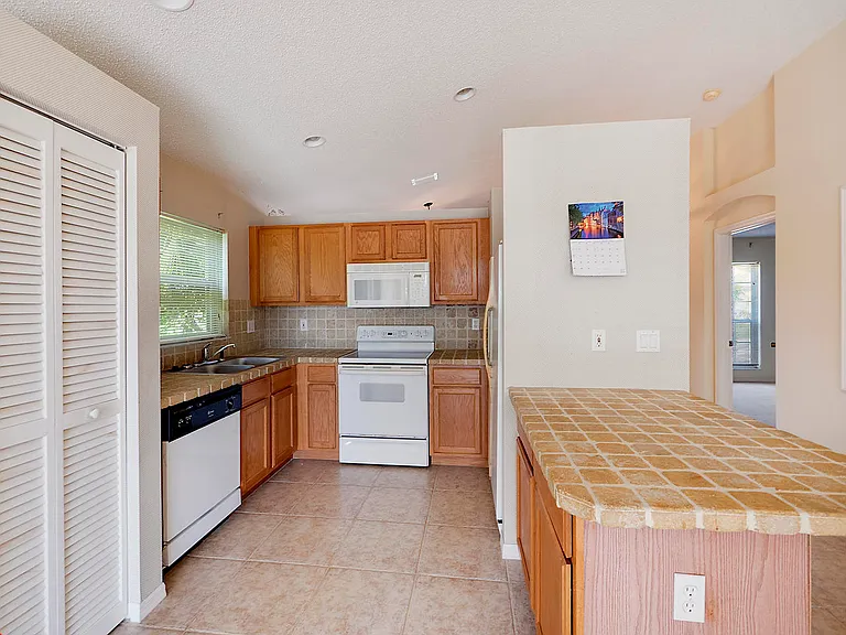 241 SW Lake Forest Way — Photo 6