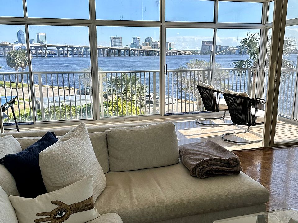 Living Room / Balcony