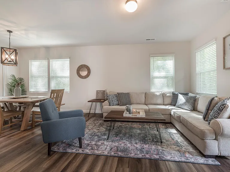 1140 Eastway Dr — Photo 3