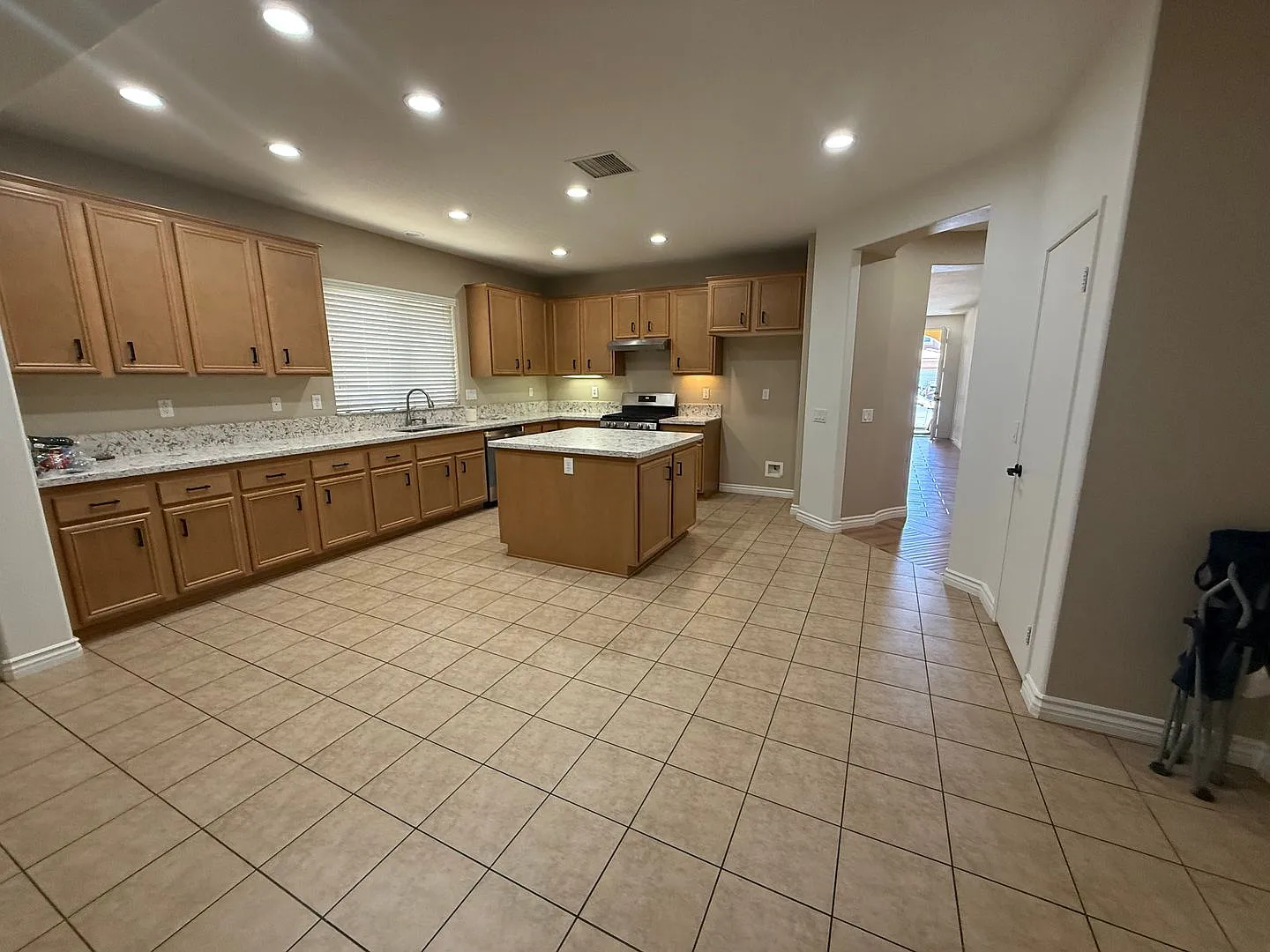 Hesperia-Mission Crest Home, Beautiful 3 Bedrooms, 2 Bathrooms — Photo 3