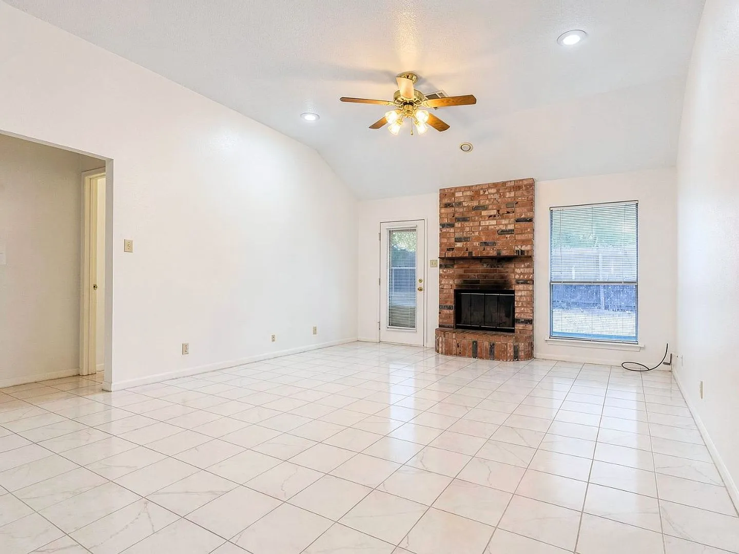 Beautiful 3 bedroom/2bathroom home in Temple! — Photo 2
