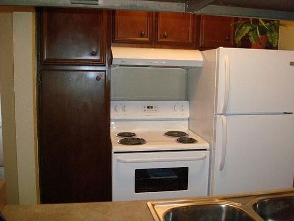 5th image of 8702 Village Dr