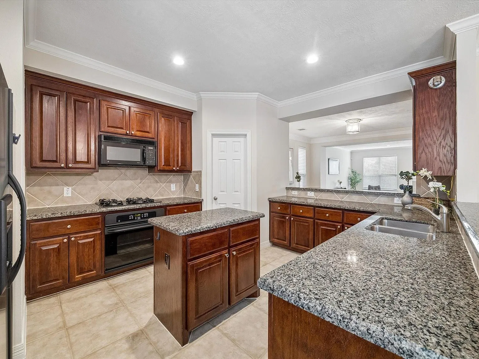 3 bed, 3.5 bath, 2690 sqft, $2,900 — Photo 4