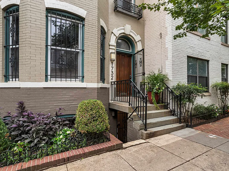 1732 Willard St NW #B — Photo 3