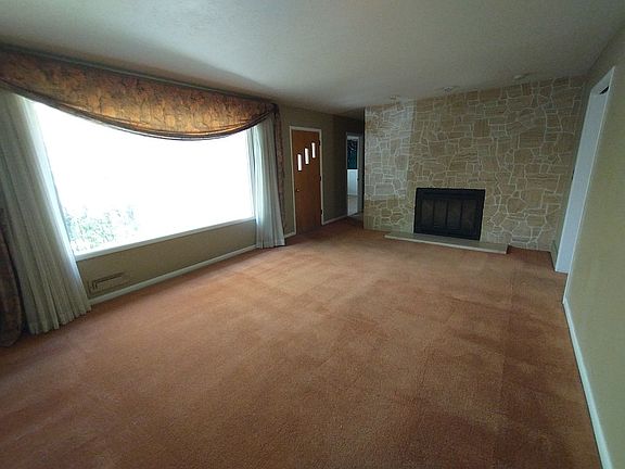 LR w Fireplace