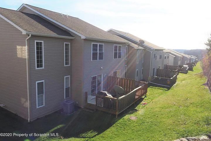658 S Keyser Ave — Photo 3