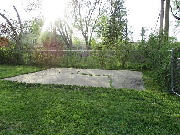 4th image of 14647 Lincoln Ave