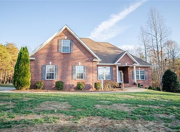 3rd image of 141 Hidden River Ln