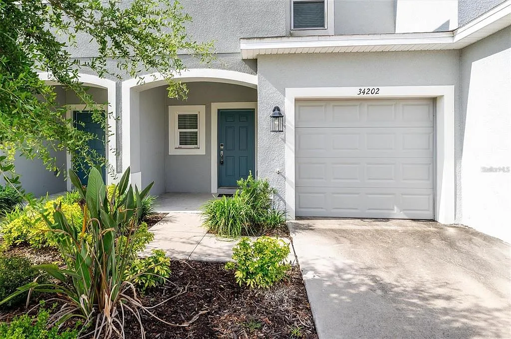3 bed, 2.5 bath, 1373 sqft, $1,950 — Photo 2