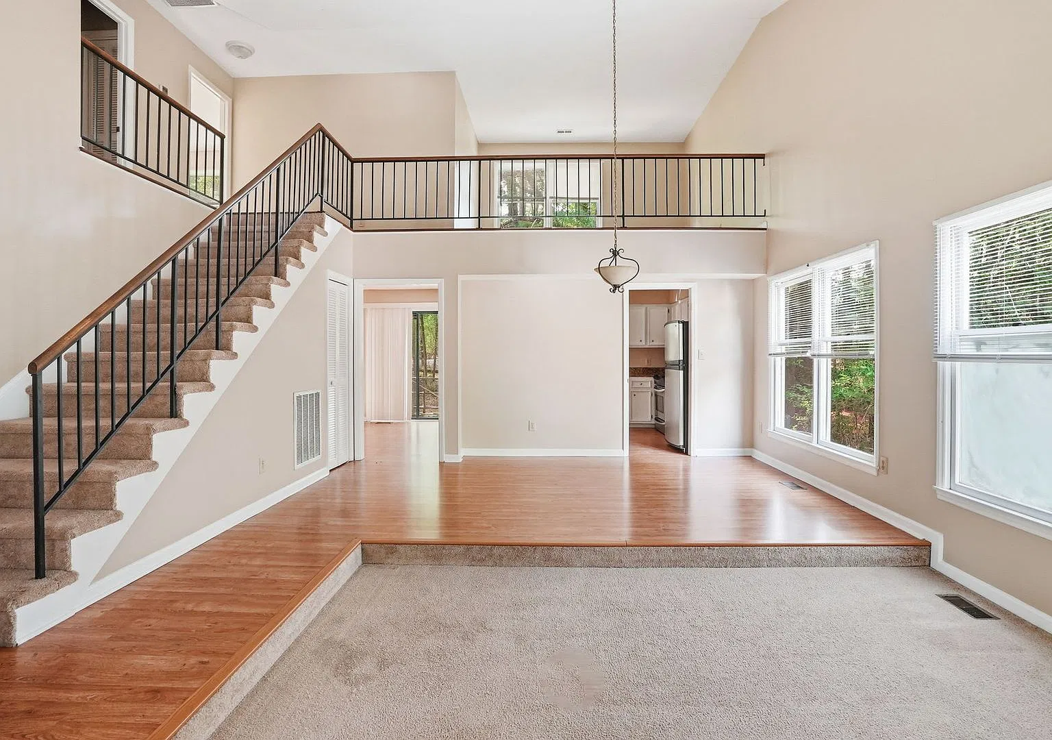 End-Unit 3BR Townhome 2-Car Garage Loft The Meadows, Chapel Hill — Photo 3