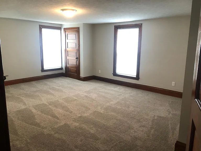 325 E Main St — Photo 7