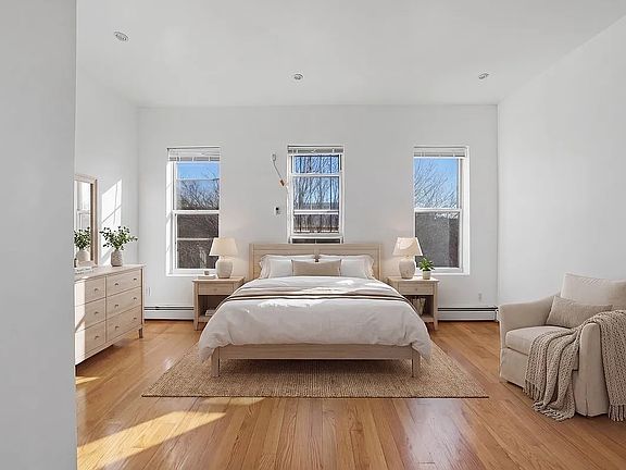 3rd image of 2267 Pacific St Floor 2