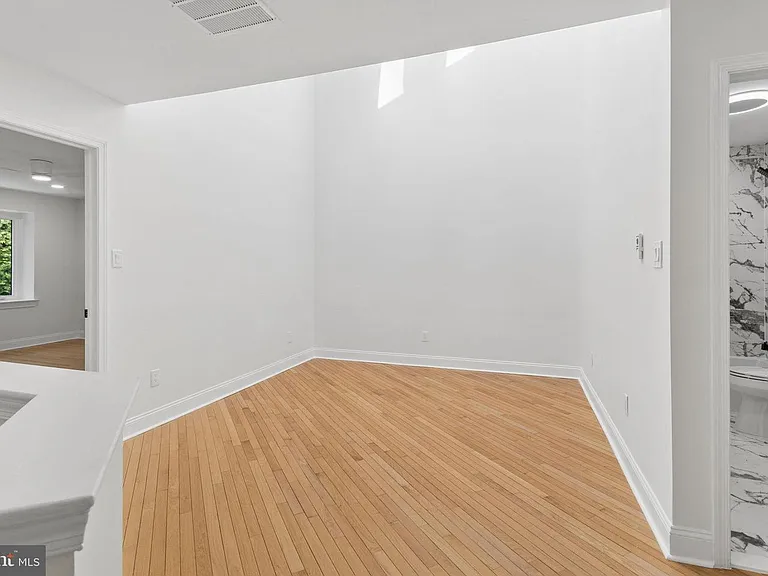 911 Chanticleer — Photo 23
