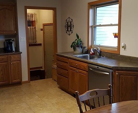 5th image of 467 Parker Ave