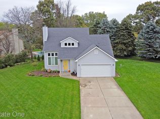 5831 Winterberry Park Dr, Oxford, MI 48371