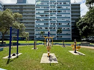 Cond Los Almendros Plaza Torre 1 701 Calle Eider A — Photo 11