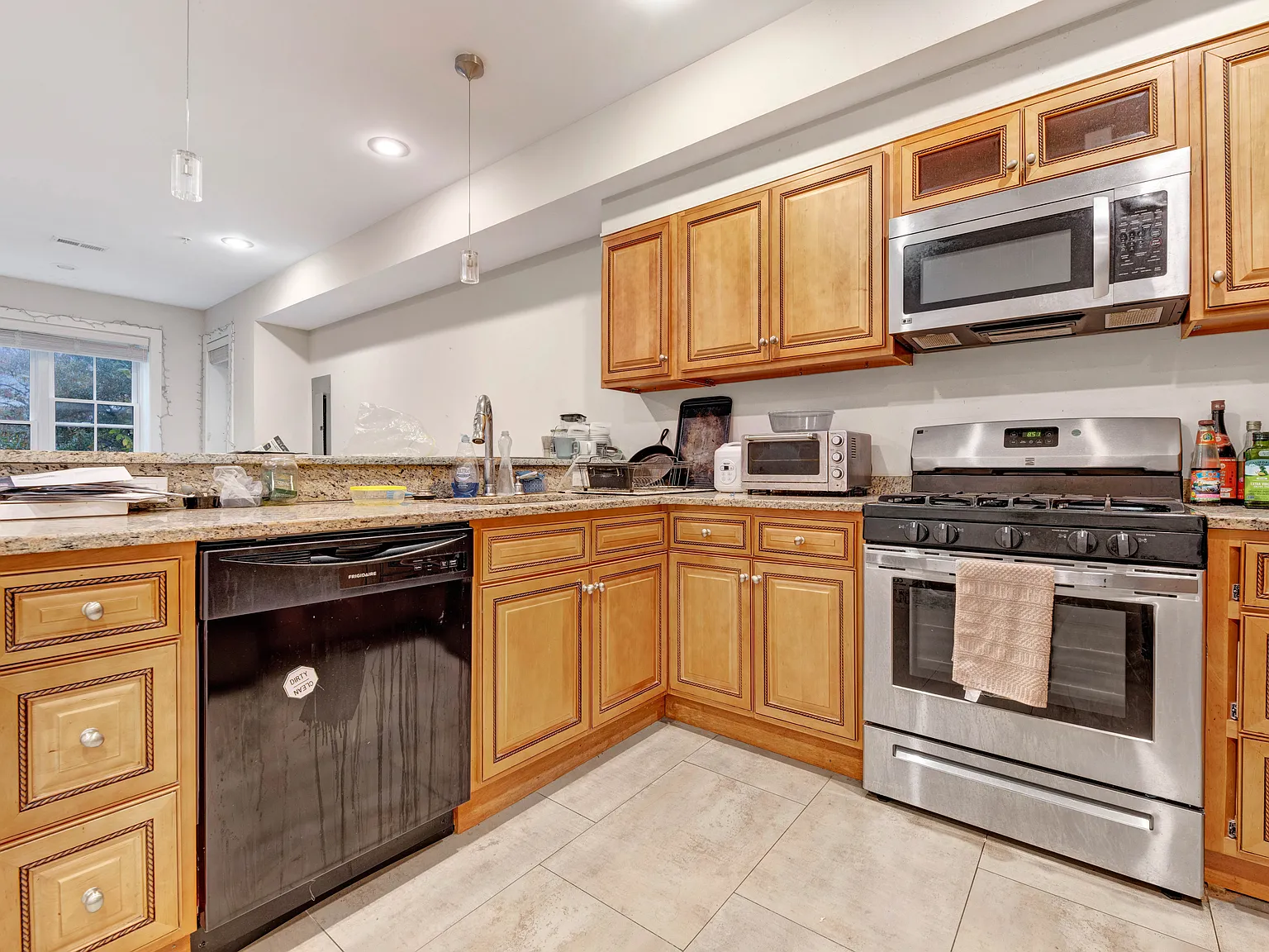 4 bed, 2450 sqft, $1,325 — Photo 4