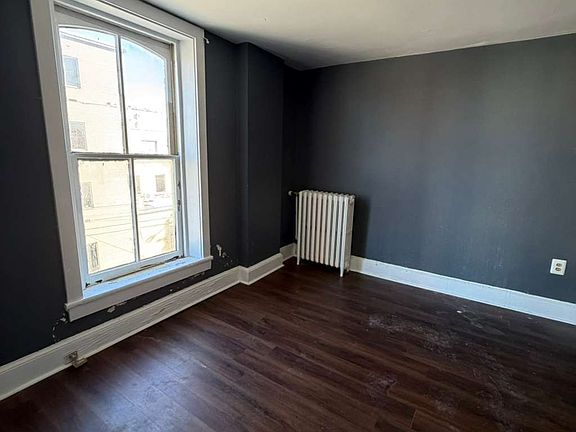 4th image of 303 W King St #D