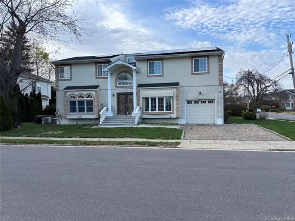 31 Woodward St, Roslyn Heights, NY 11577