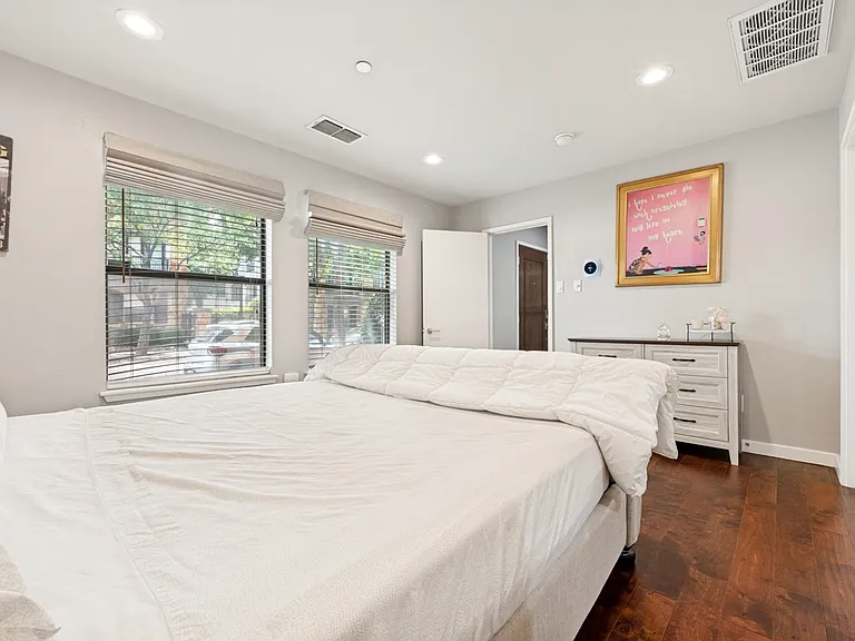 3205 State St #10 — Photo 13