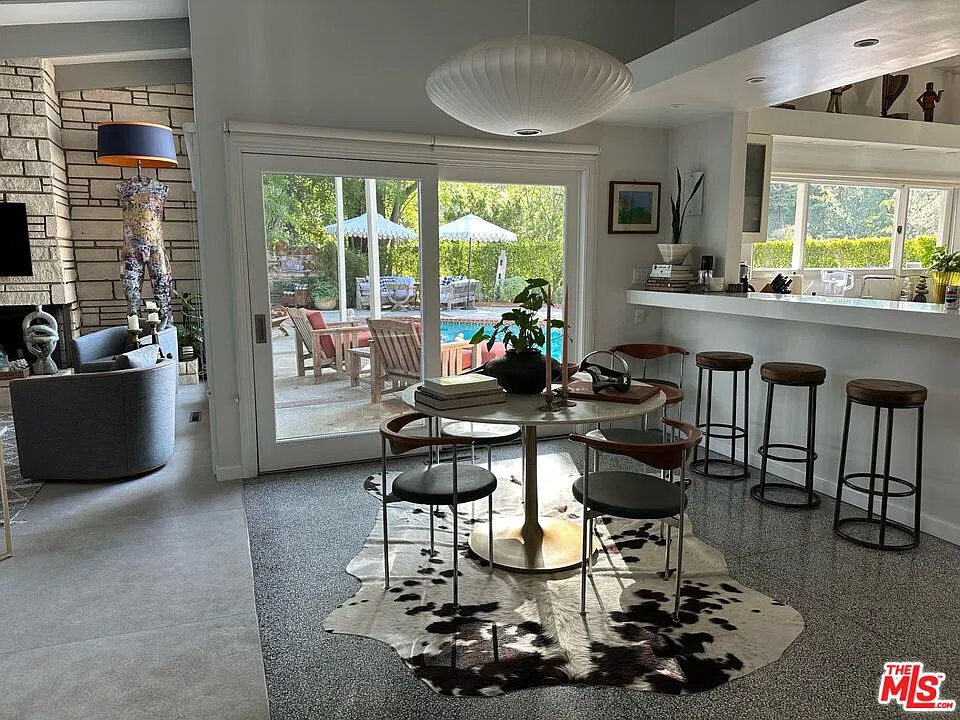 3 bed, 3.0 bath, 2538 sqft, $8,900 — Photo 2