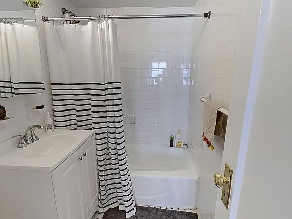 5th image of 50 W 72nd St APT 404