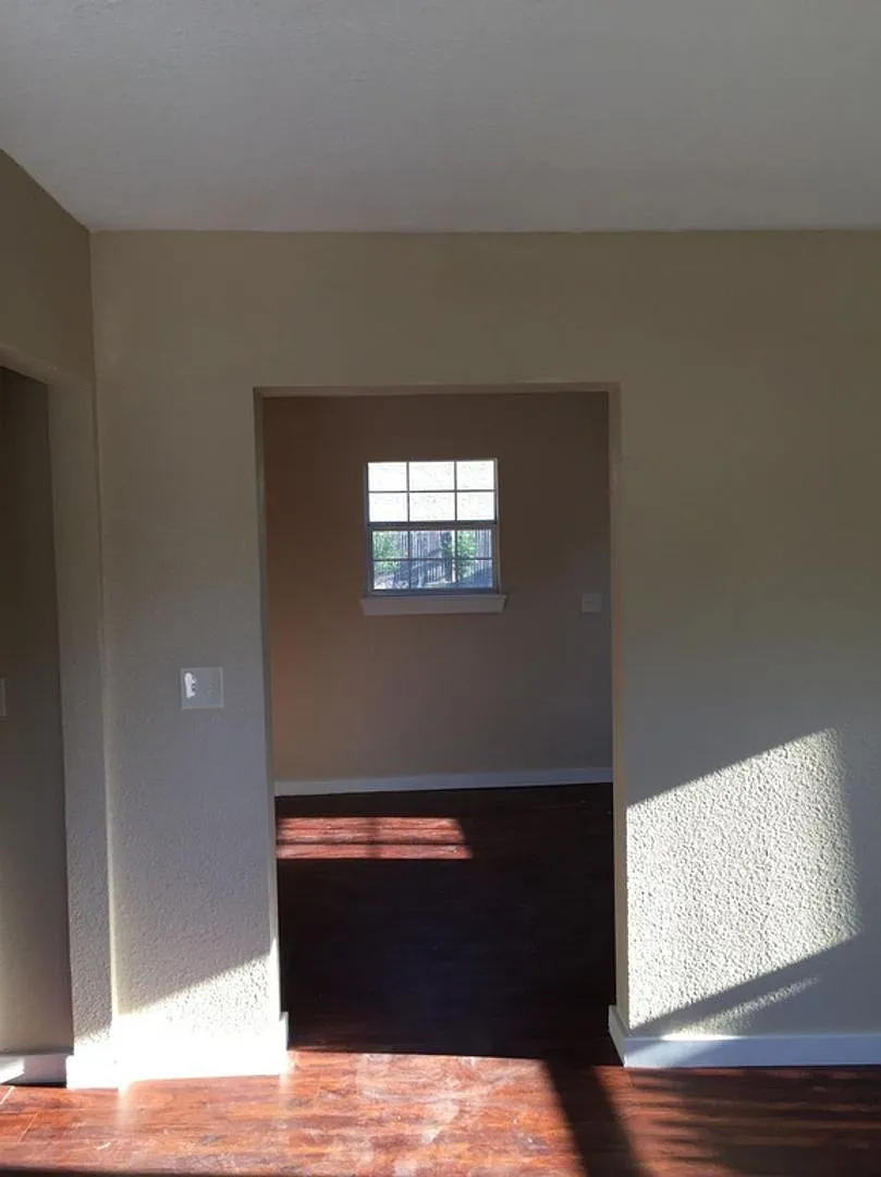 Cozy Home in Harvard Place/ Eastlawn — Photo 3
