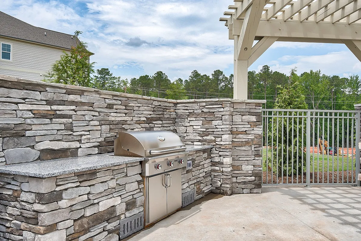 Pines at Glen Laurel Luxury Apartments — Photo 3