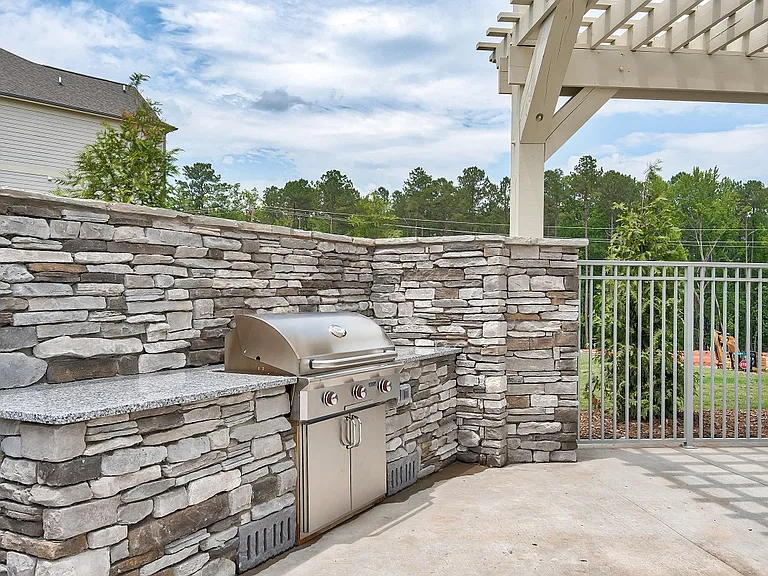Pines at Glen Laurel Luxury Apartments — Photo 3