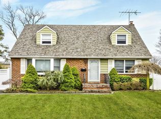 7 Amby Ave, Plainview, NY 11803